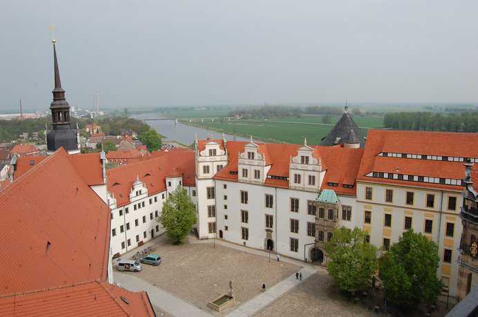 Blick vom Turm des Schlosses Hartenfels auf die Elbe