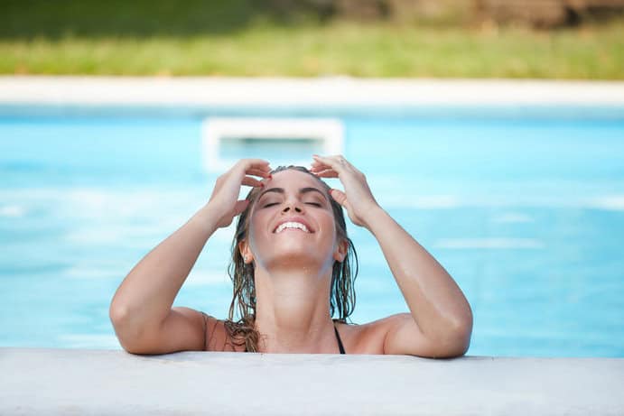 Frau im Freibad Dresden / ©ferrerivideo/depositphotos.com