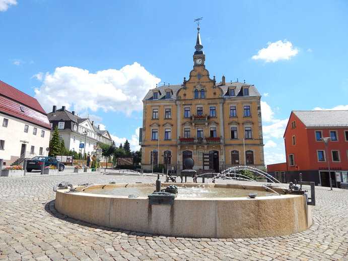 Stuhlbrunnen mit Rathaus